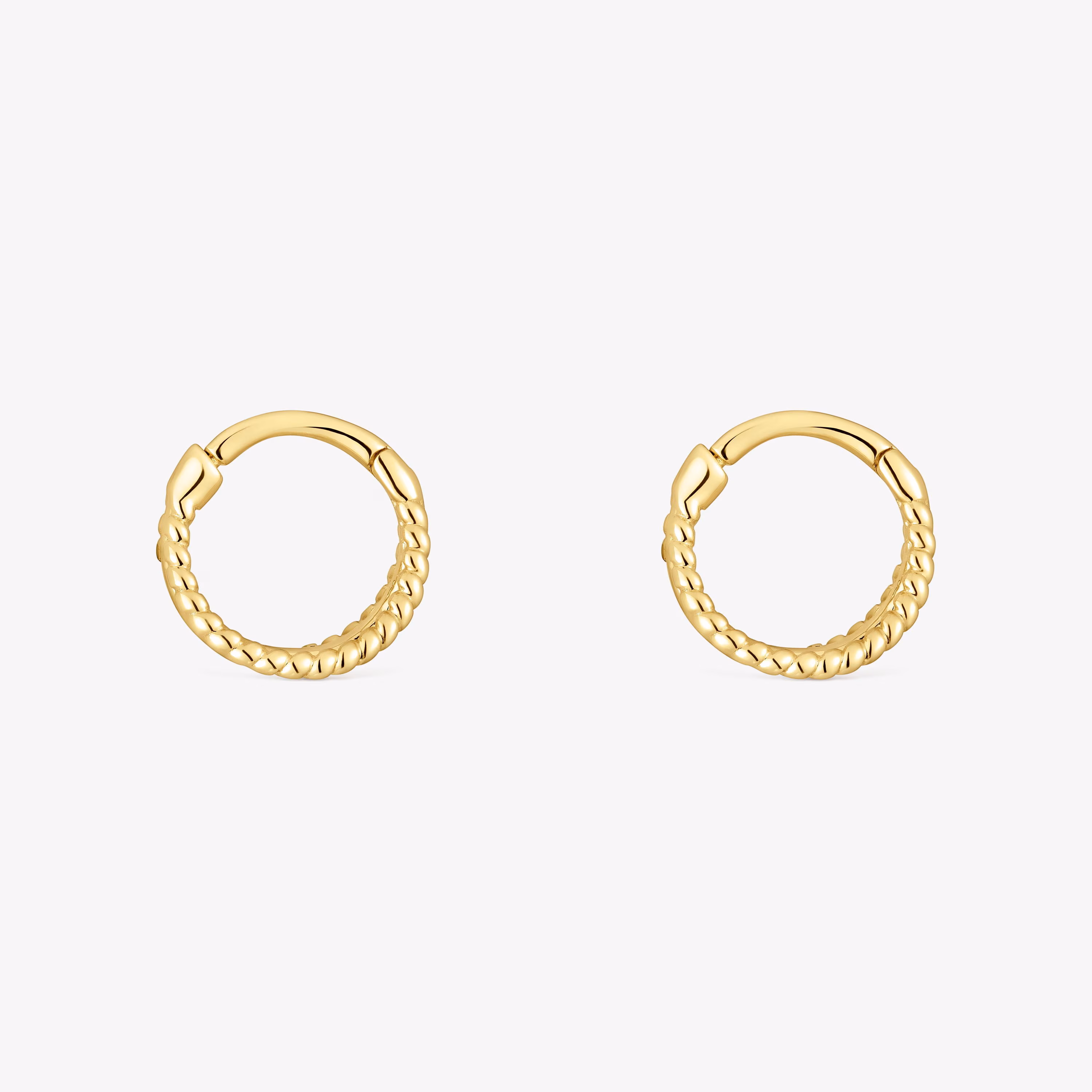 Pendientes de oro triple aro cortos con relieve Basics