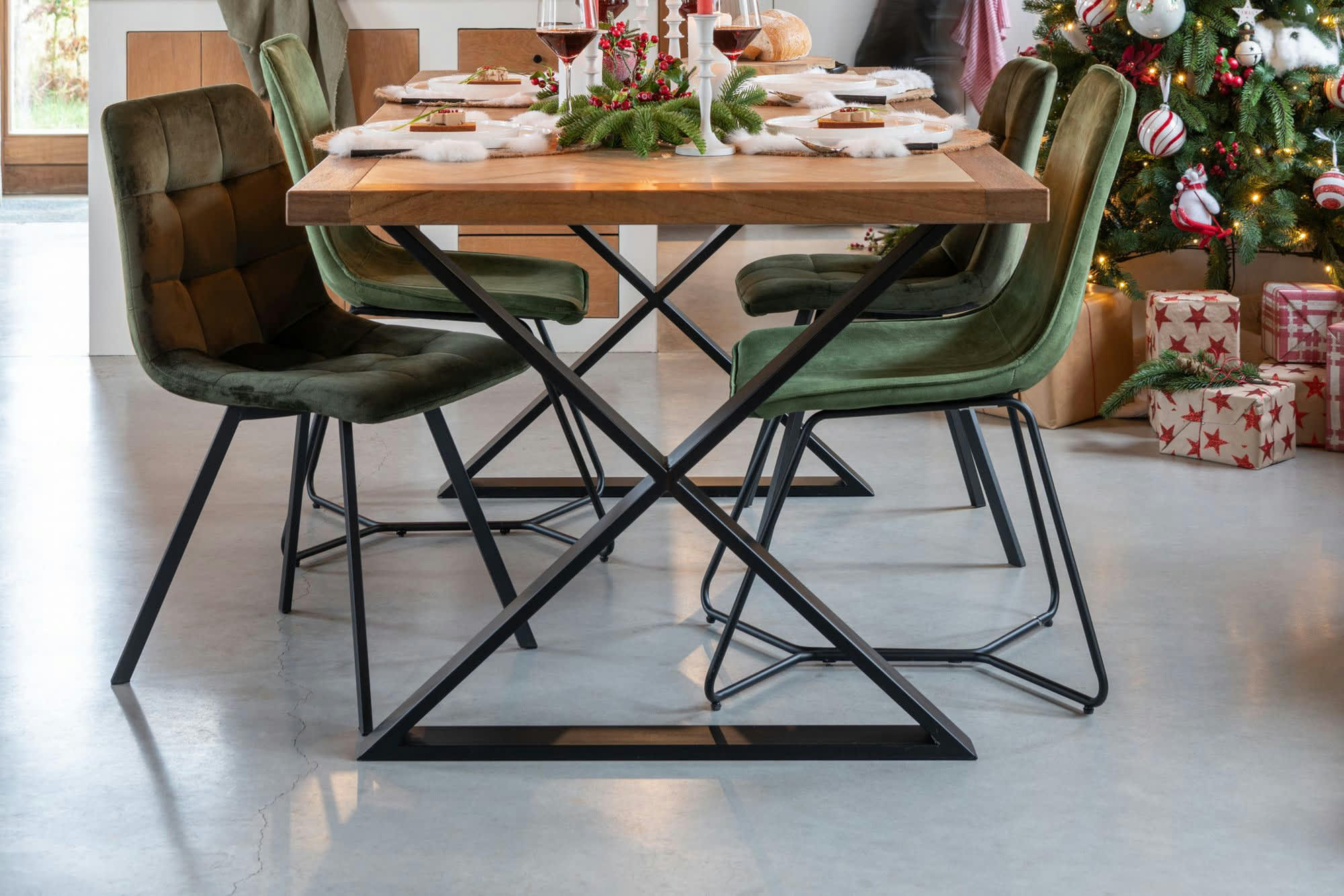 OLIVIA - Lot de 2 chaise en velours peau de pêche et en métal noir ( lot de 2)