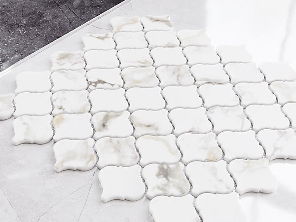 Mosaïque en céramique sur maille pour salle de bain ou cuisine 28.2 cm x 30 cm - Marble Arabesque