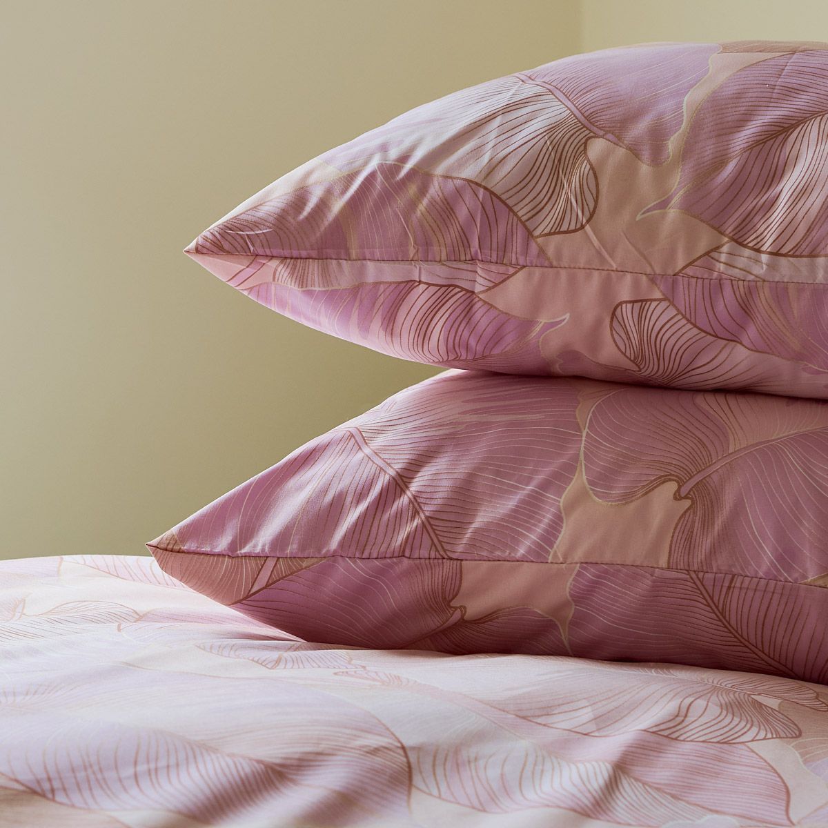 POŚCIEL GALLO z mikrofibry różowa w liście 220x200   2*70x80 cm