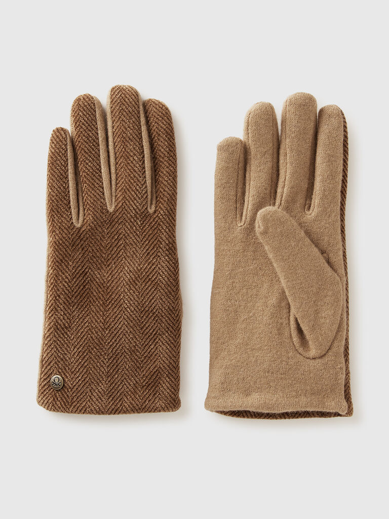 Gloves with herringbone texture