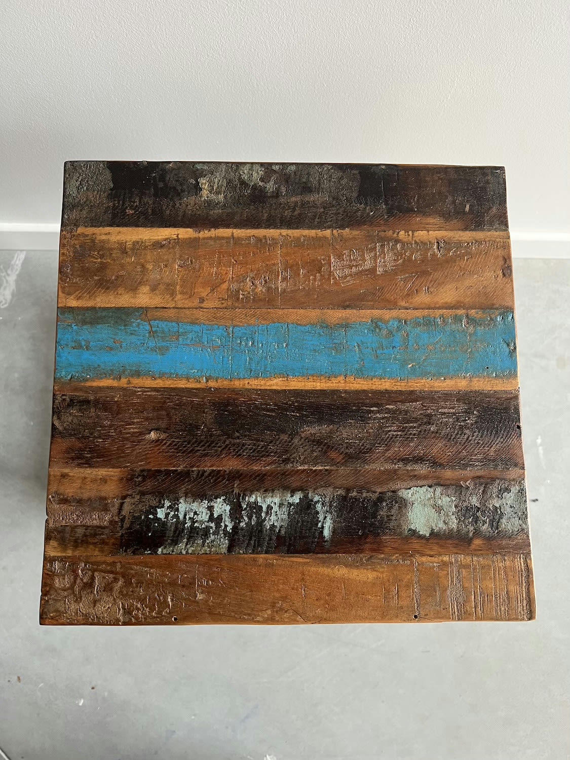 INDY - Petit tabouret en bois recyclé coloré
