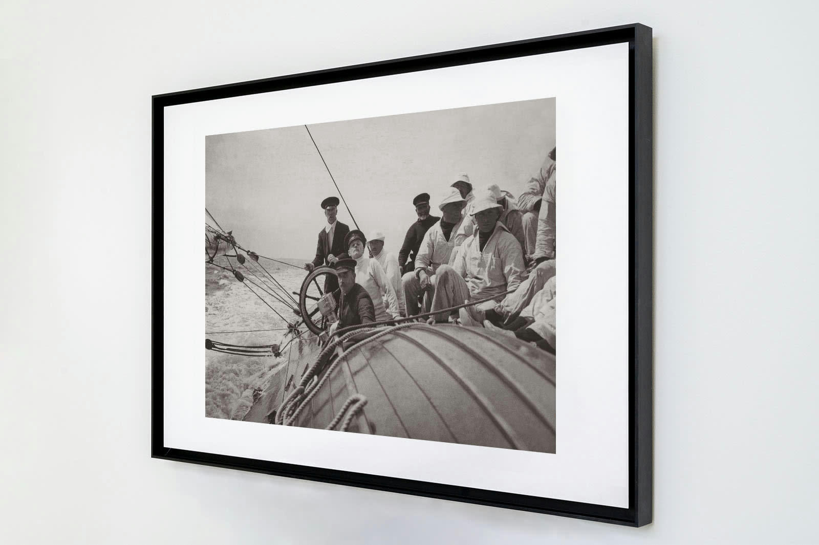 SUR L'EAU - Photo ancienne noir et blanc bateau n°30 cadre noir 30x45cm