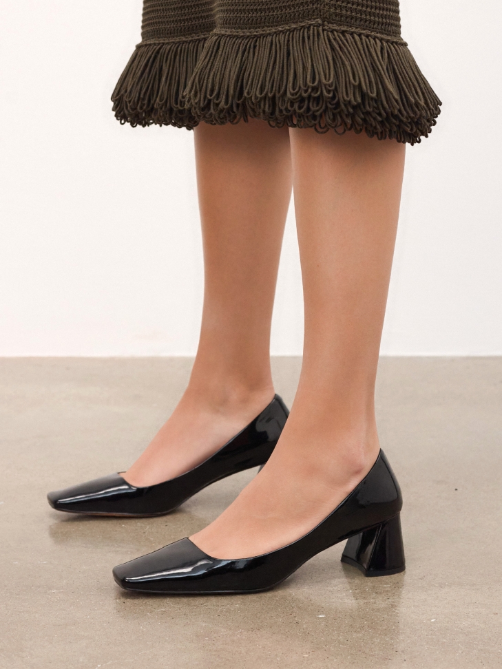 Patent leather square-nosed pumps