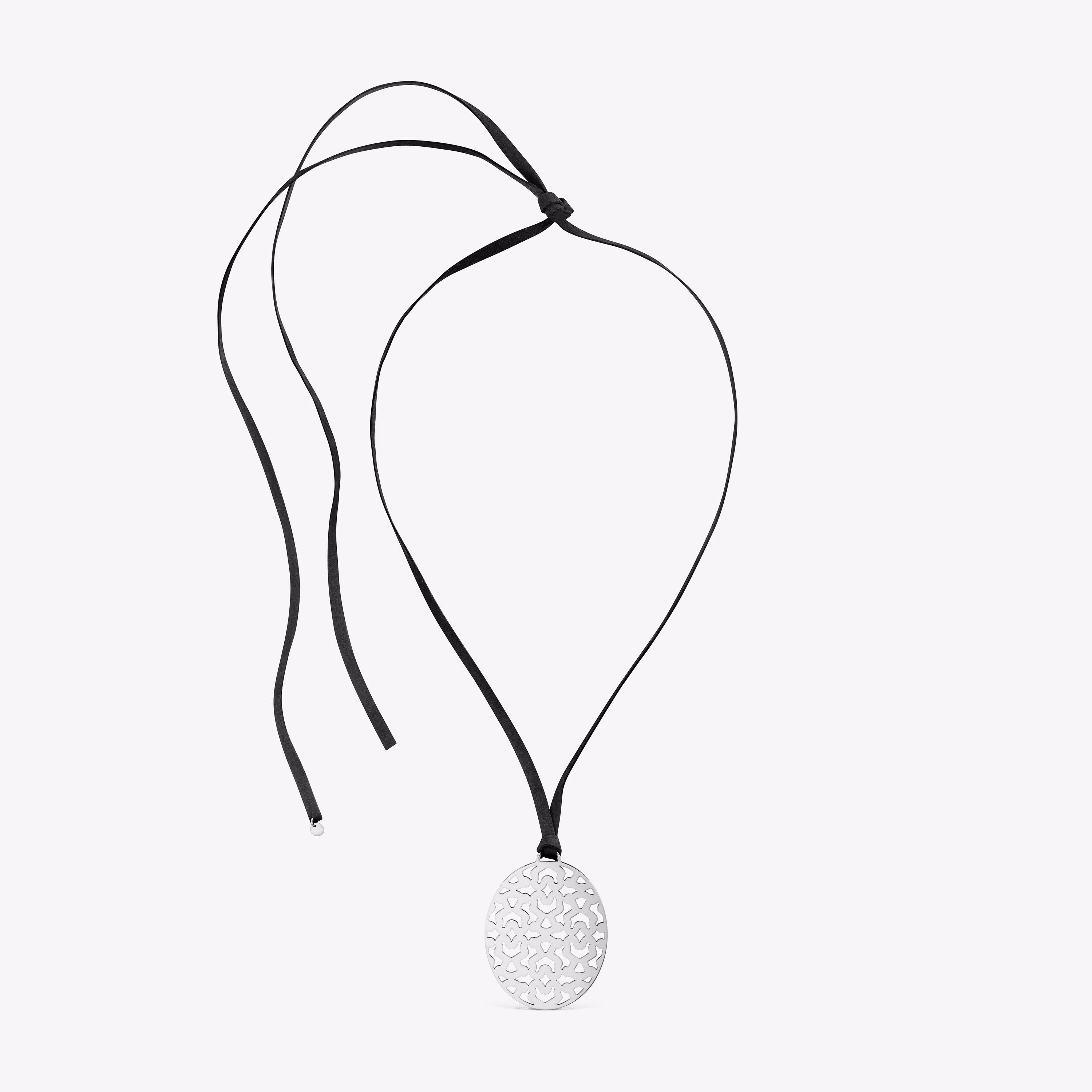 Collar largo de acero 60 mm y cordón negro Kaos