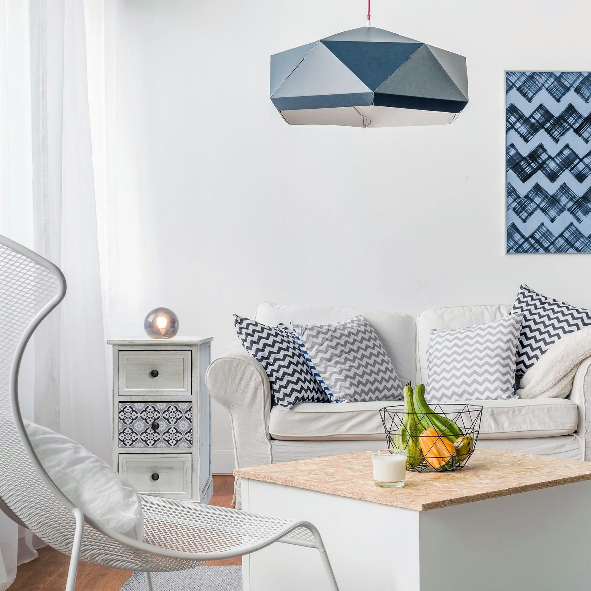 - Table de chevet majolique avec 3 tiroirs en bois blanc