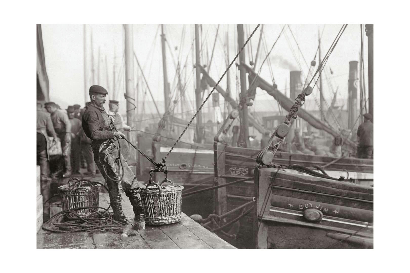 PECHE - Photo ancienne noir et blanc pêche n°30 cadre noir 40x60cm