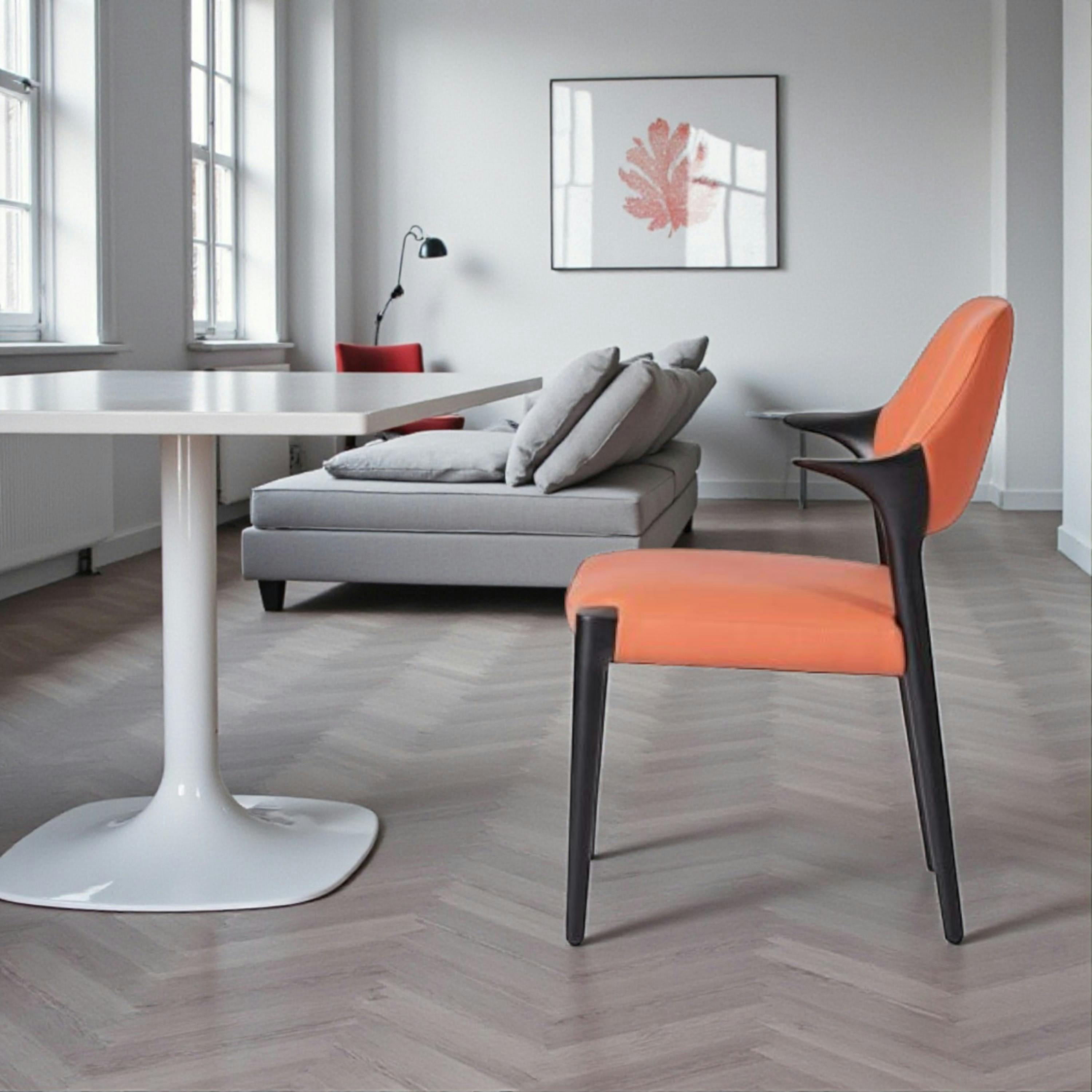 Chaise en cuir rouille design, accoudoirs bois noir ALDER