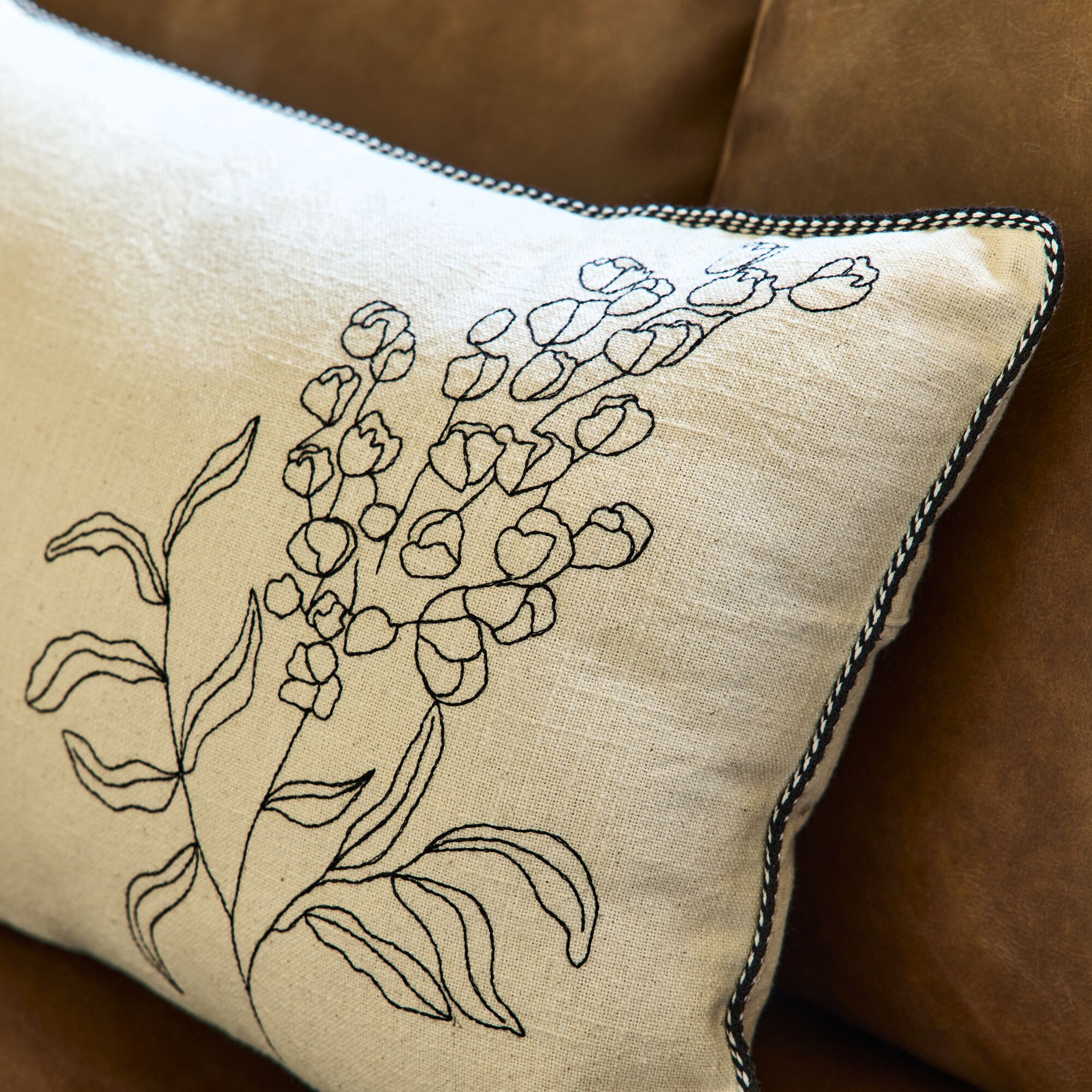 LILANE - Coussin brodé en coton 30x50cm - naturel