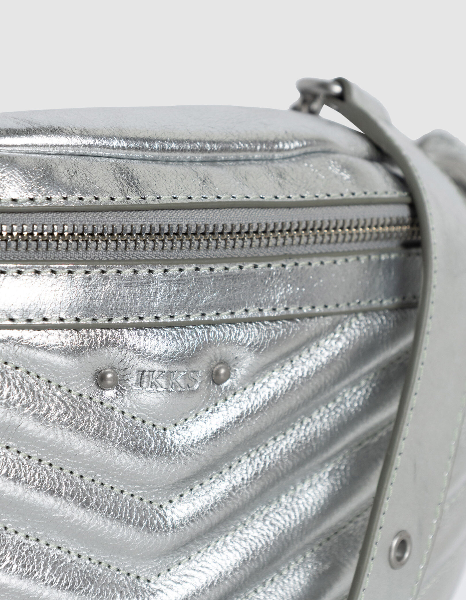 Sac banane 1440 argenté cuir matelassé Femme