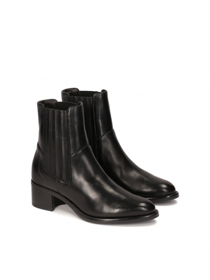 Leather boots with elastic bands