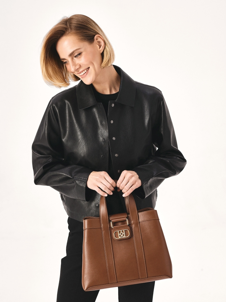 Brown handbag with elegant clasp