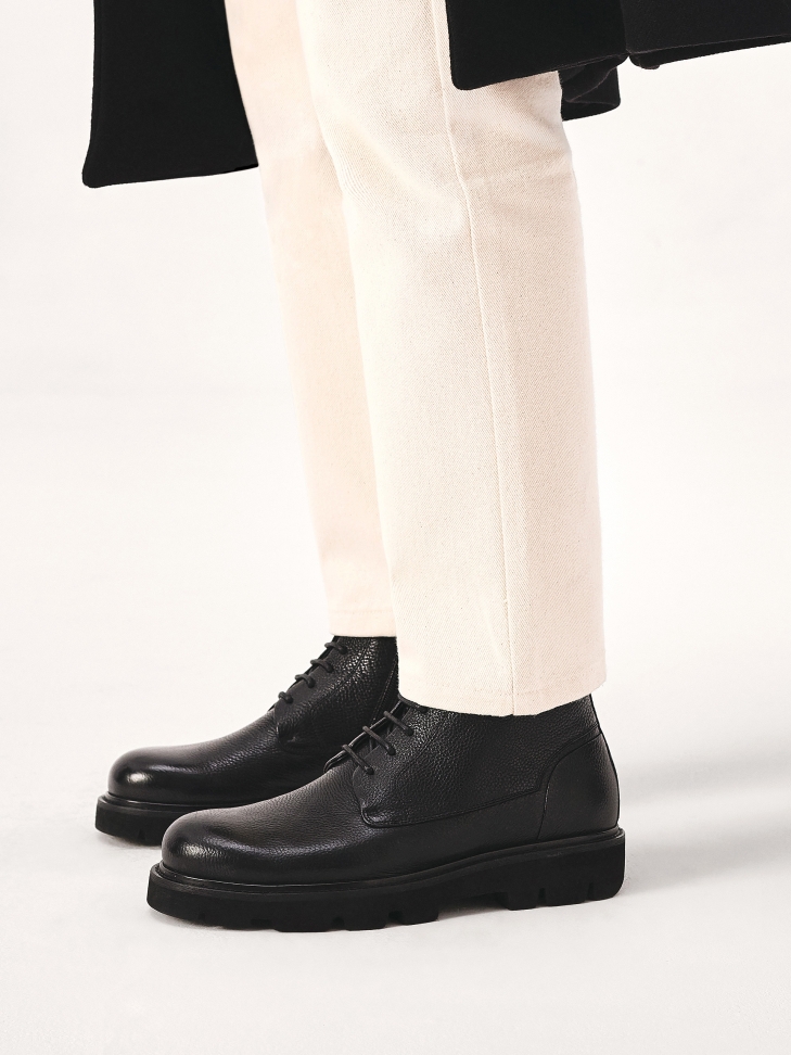 Classic men's boots on trep sole