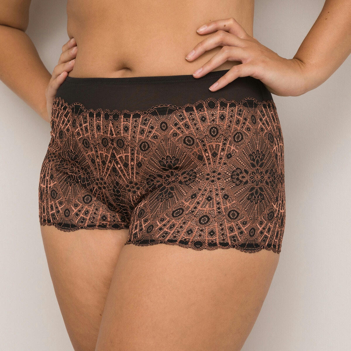 Shorty en dentelle, Eventail