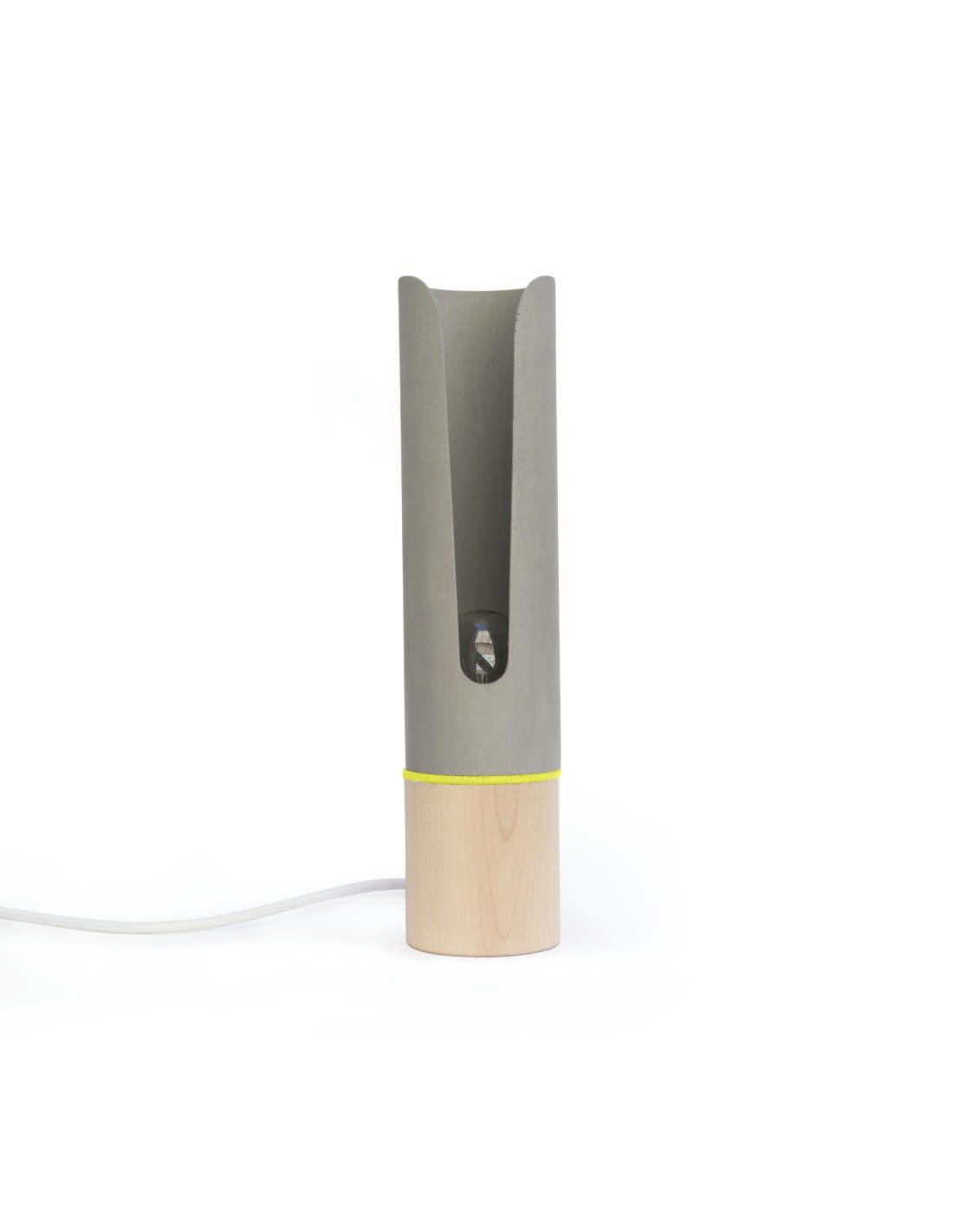 MONSIEUR - Lampe à poser en bois et béton, anneau feutrine jaune