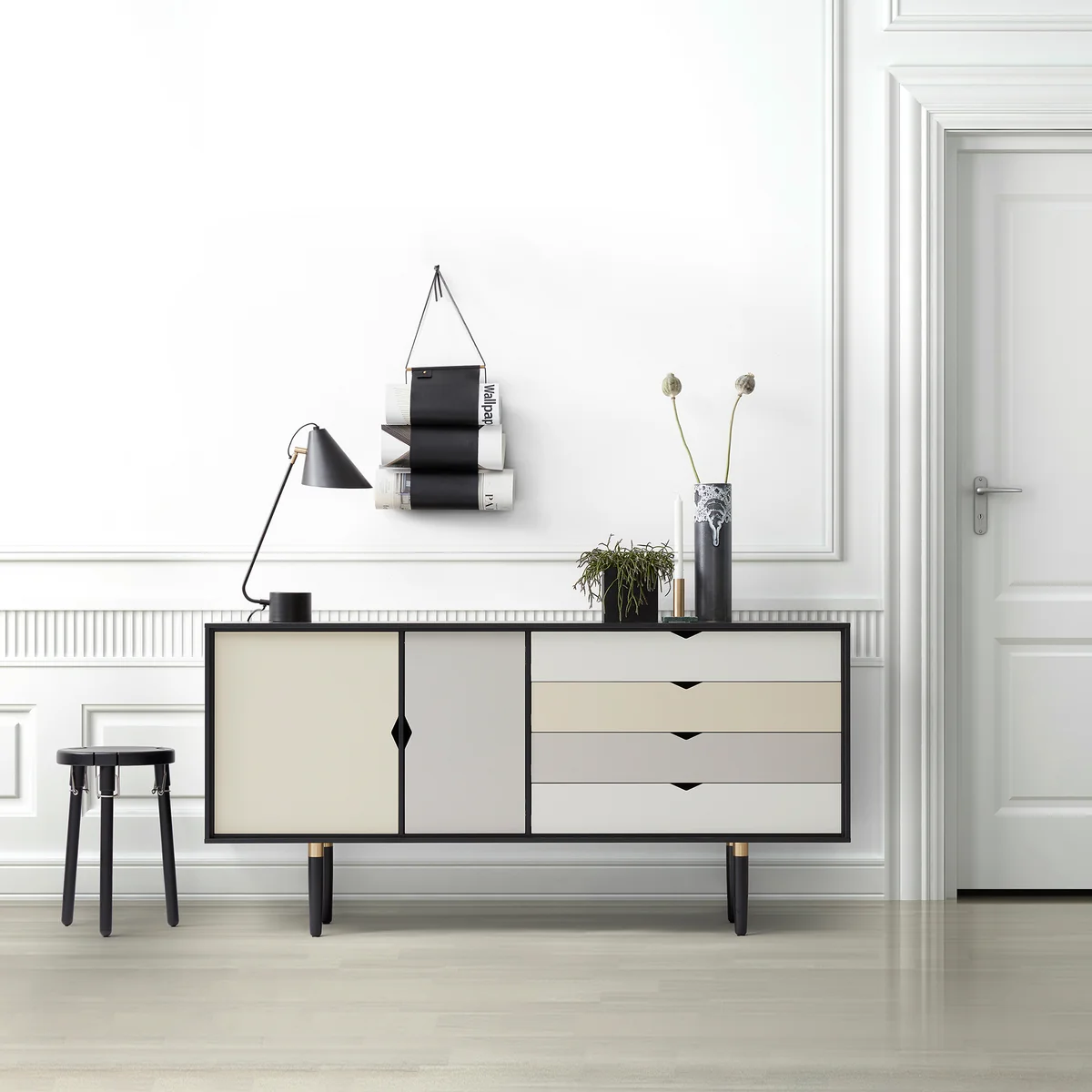 Andersen Furniture - S6 Sideboard, Eiche geseift / Fronten silver (silber weiß), doeskin (beige), iron (metallgrau)