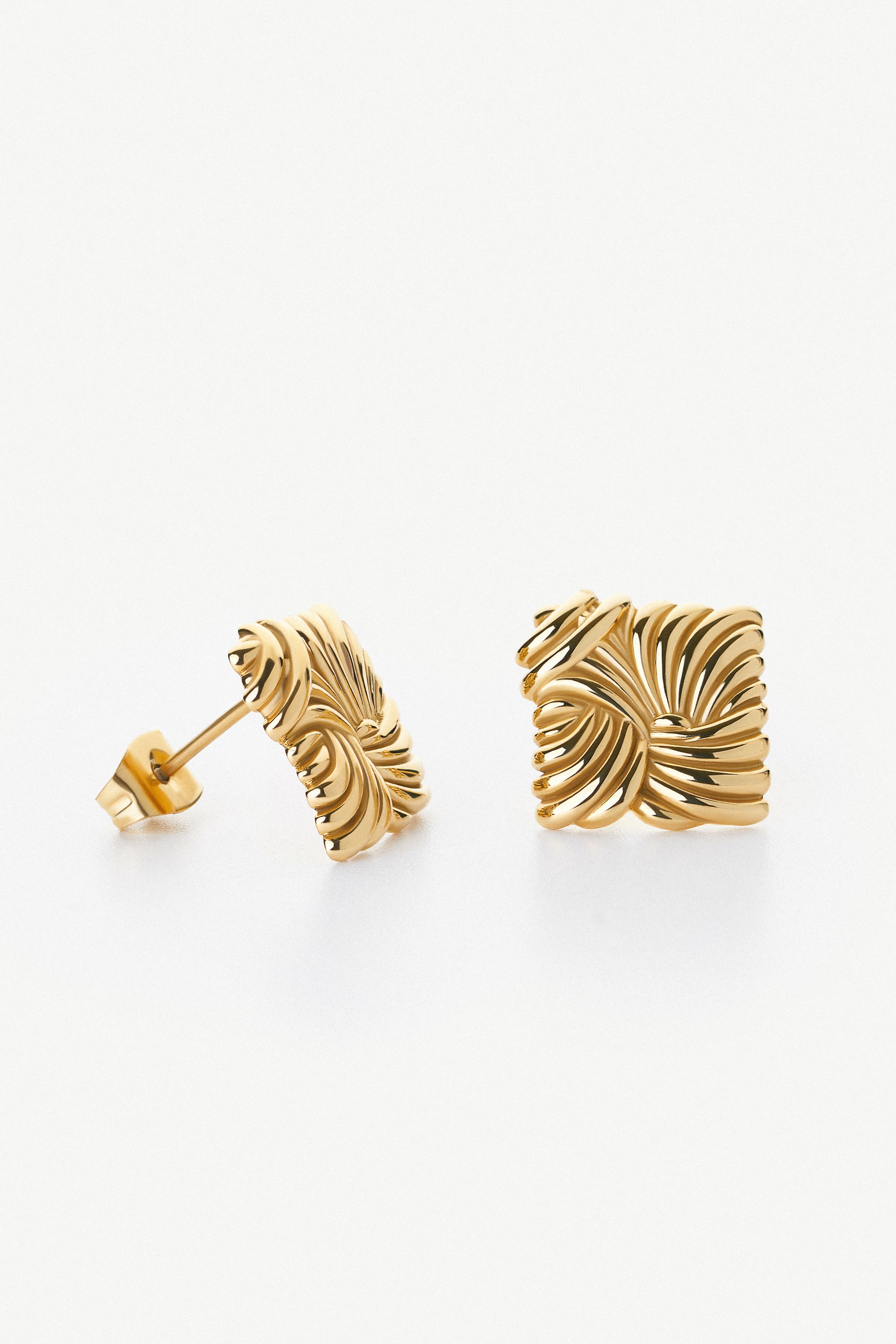 Elk & Bloom Knotted Dream Chunky Square 15K Gold Stud Earrings