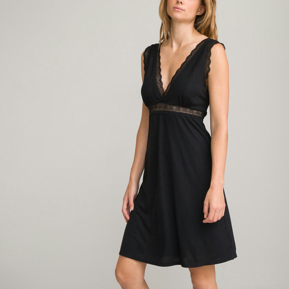 Chemise de nuit sans manches, détails dentelle