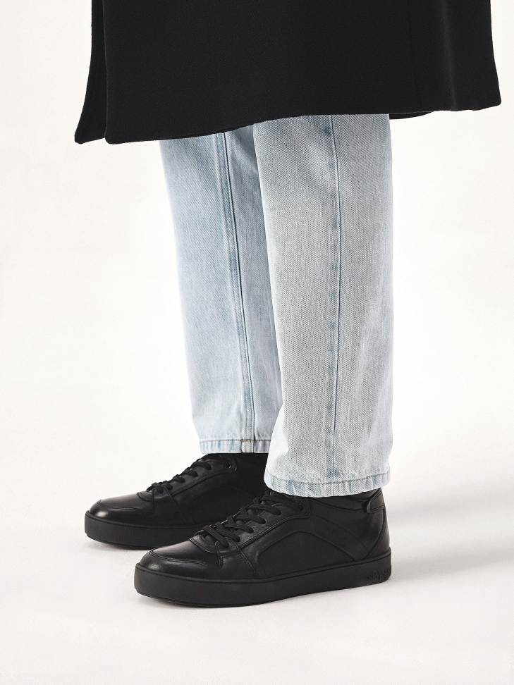 Leather sneakers with a higher upper