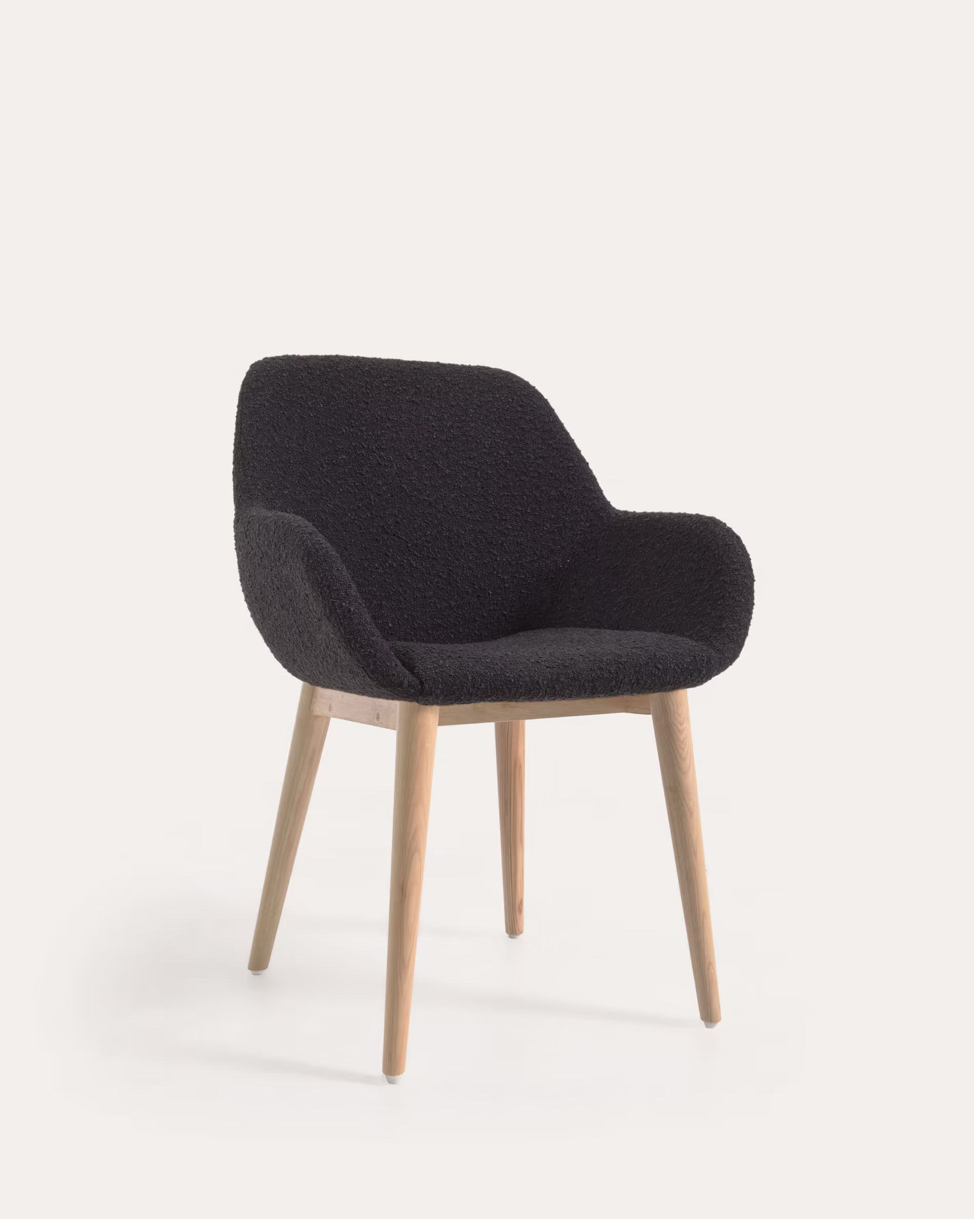 Silla Konna de borreguito negro y patas de madera maciza de fresno acabado natural
