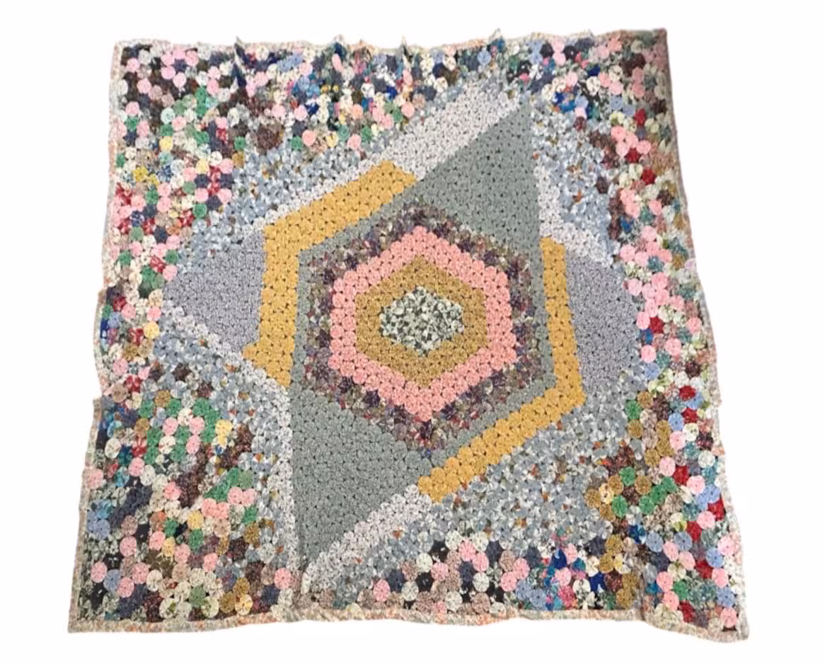 Vintage 1960s 1970s patchwork yo yo quilt w/ hexagon medallion design center, full size