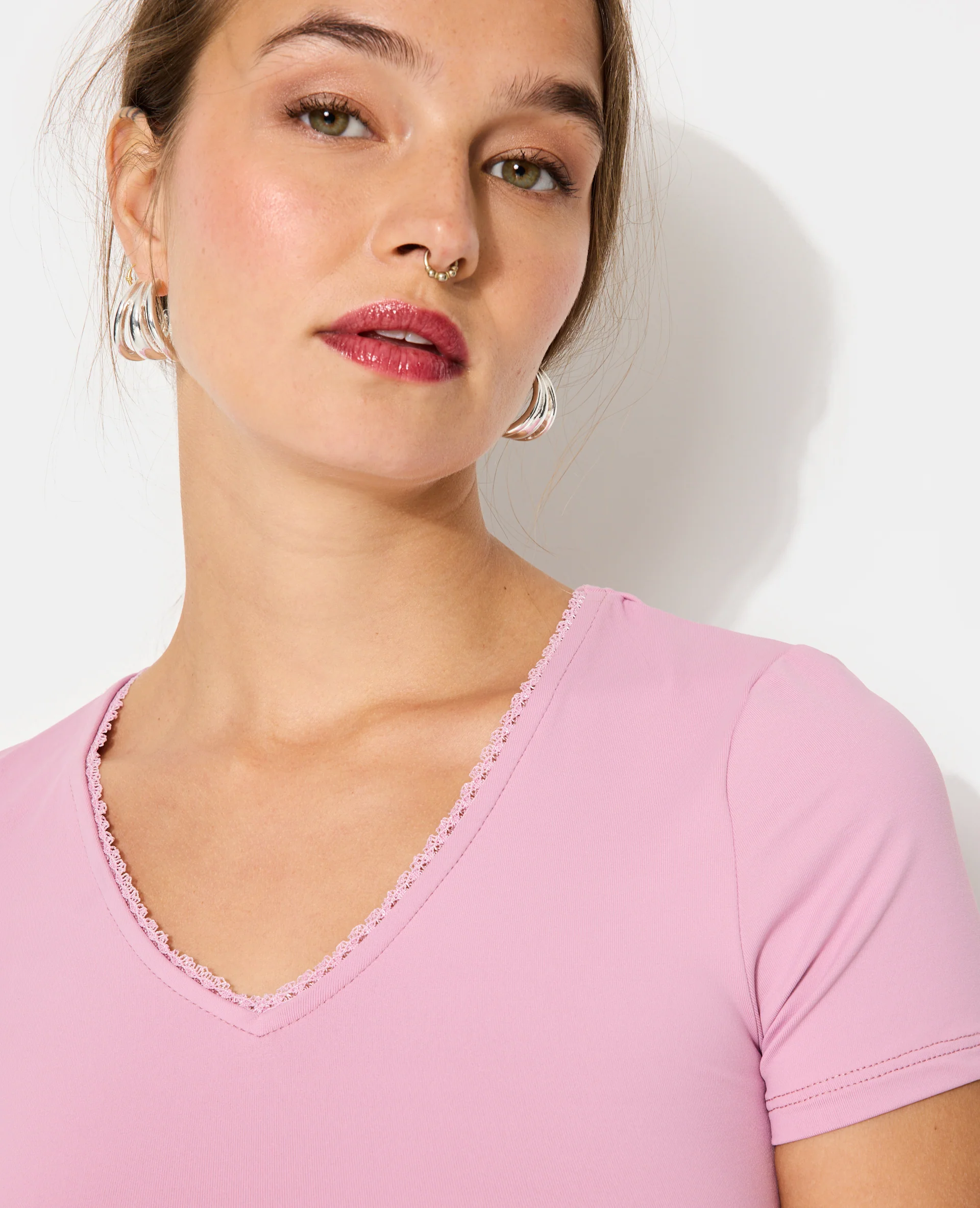 T-shirt col V avec découpe dos et détail dentelle