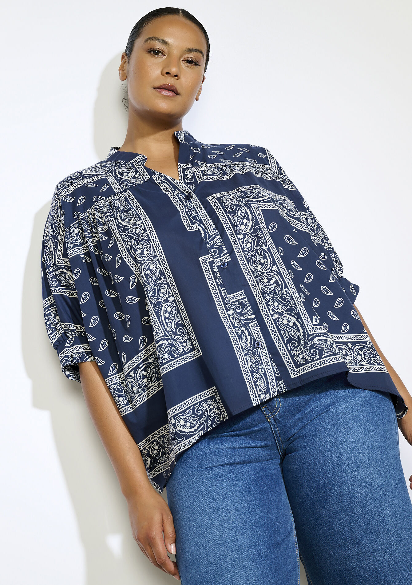 Oversized blouse met bandanaprint