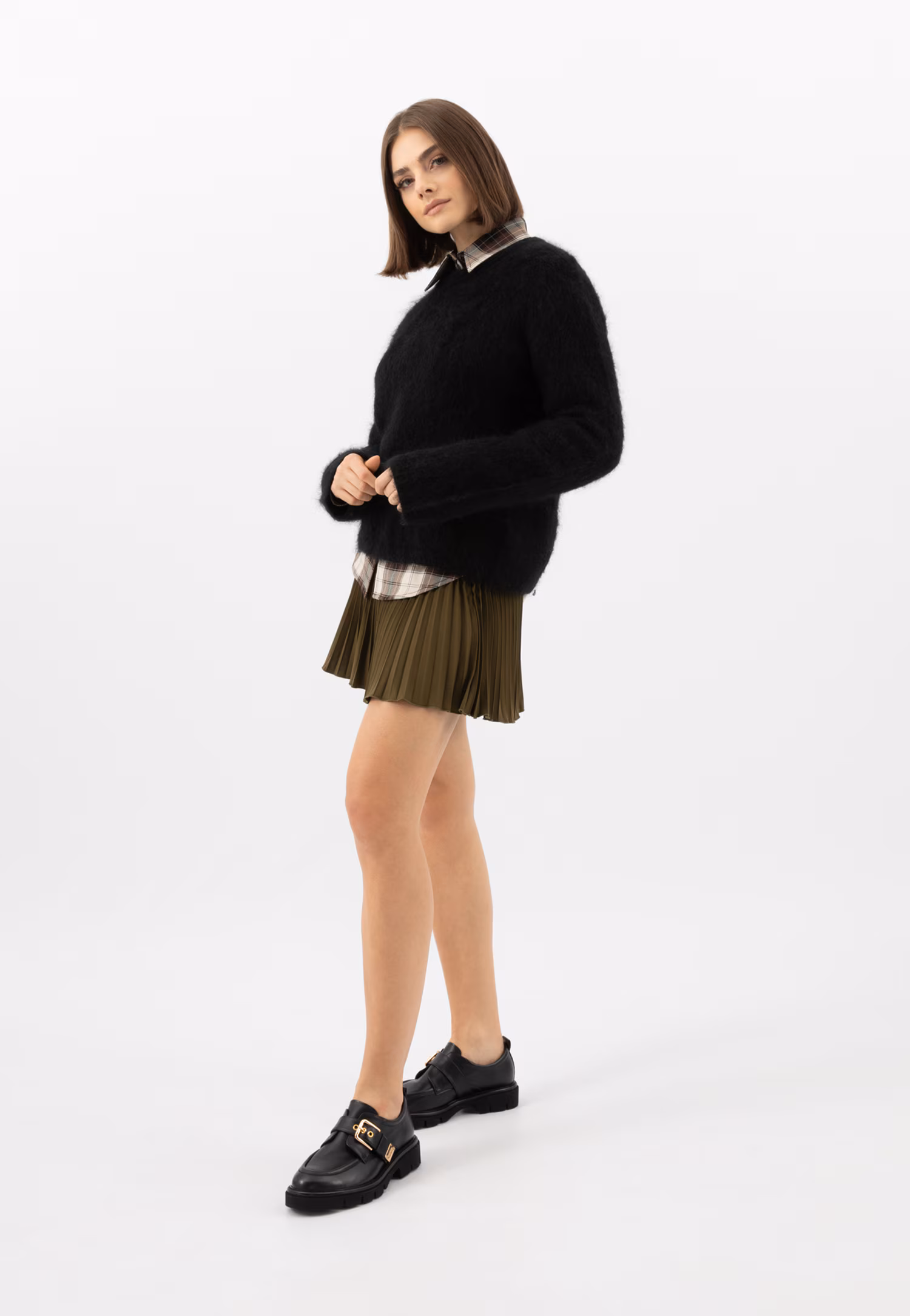 Czarne monki damskie z złotą klamrą