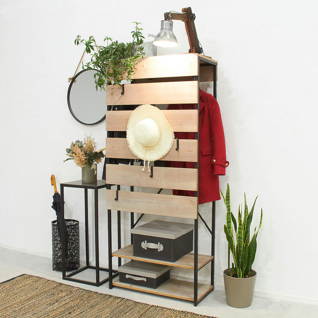 - Vestiaire en métal et en bois