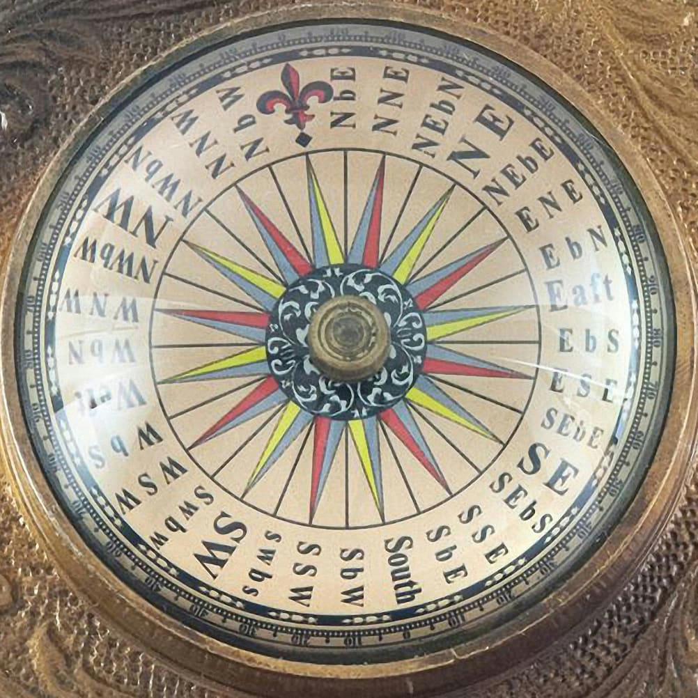 - Boussole ornementale en laiton doré