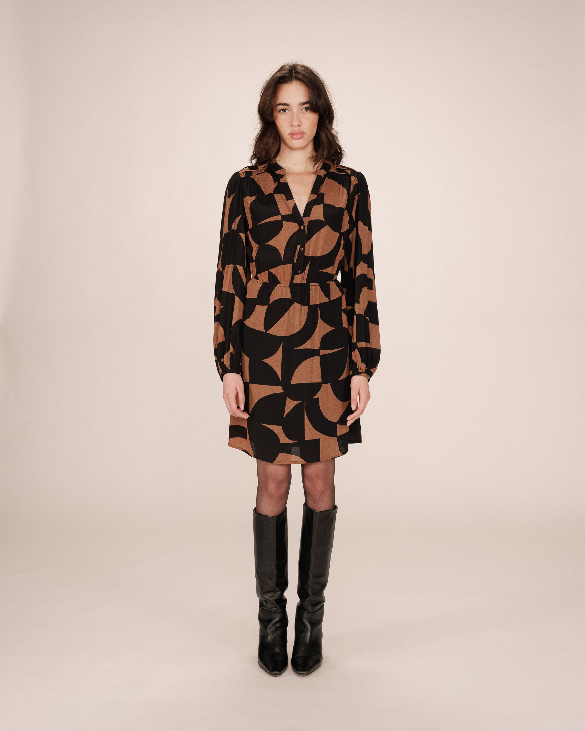 Robe courte graphique chocolat Selia