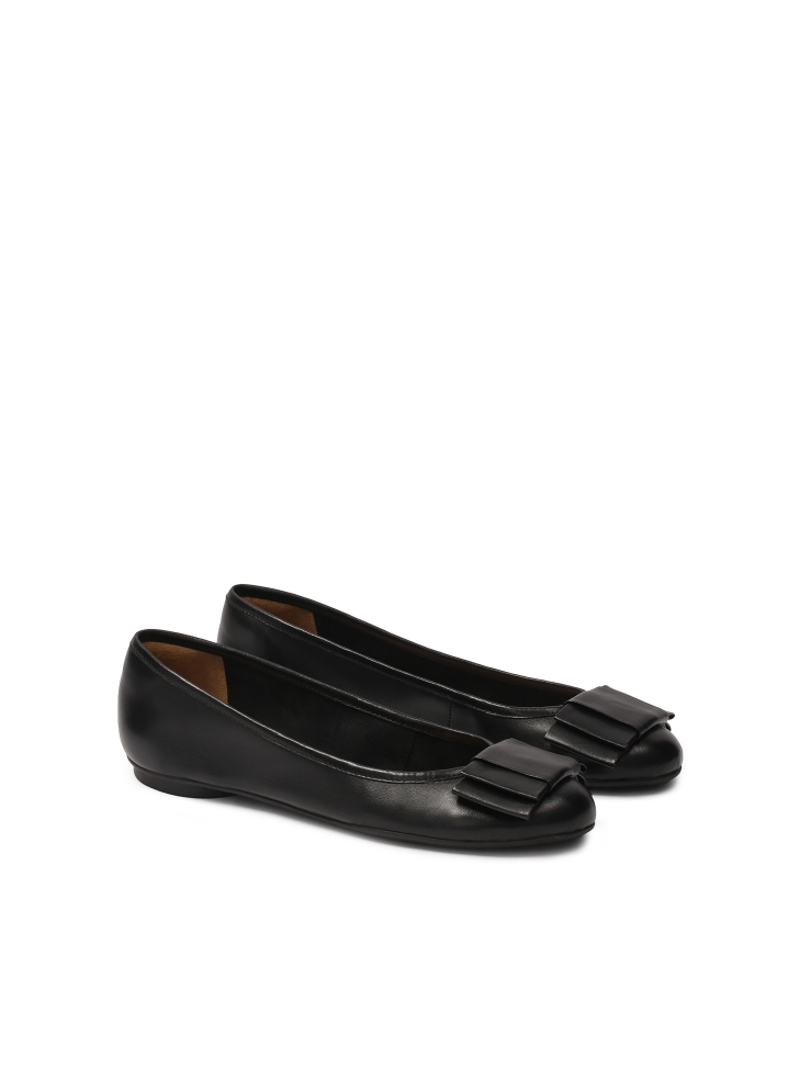 Classic full grain leather ballerinas decorated with a bow