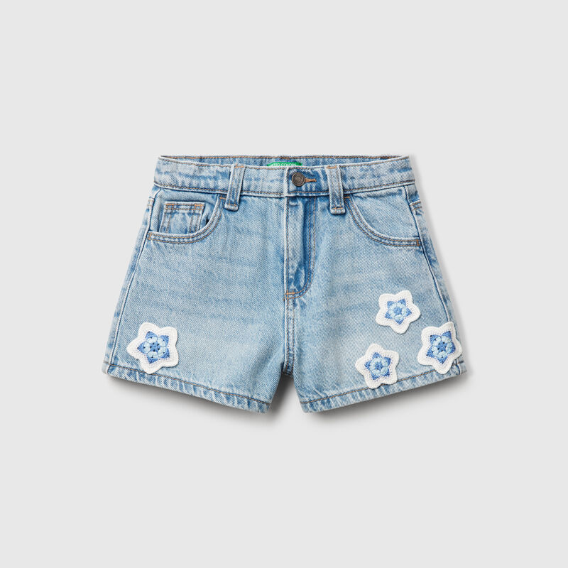 Shorts with macramé flowers