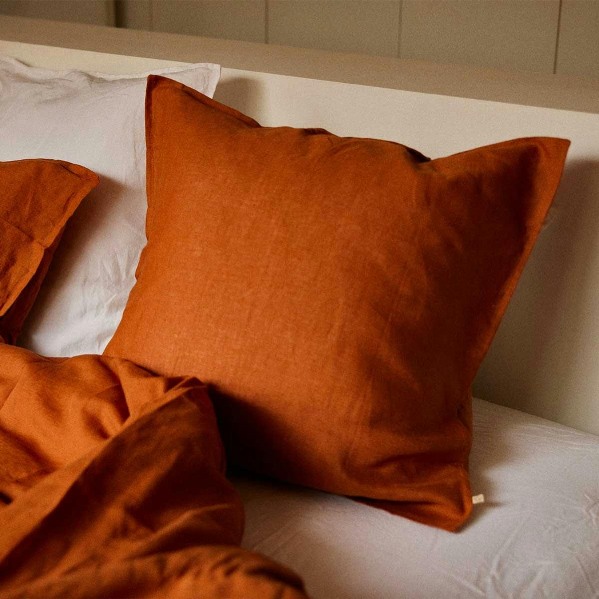 LES ESSENTIELS - Taie d'oreiller en lin lavé caramel 65 X 65