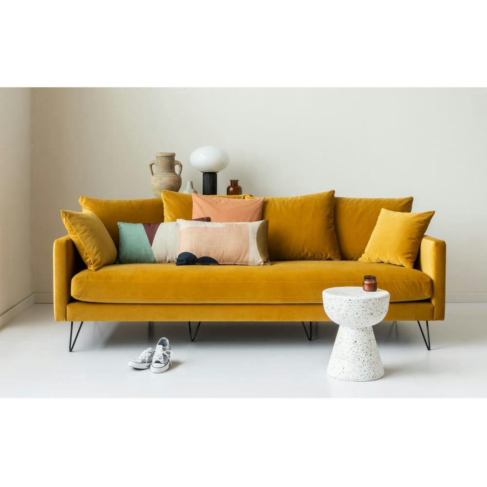 VILLABON - Canapé 4 places en velours pieds épingles noirs jaune moutarde