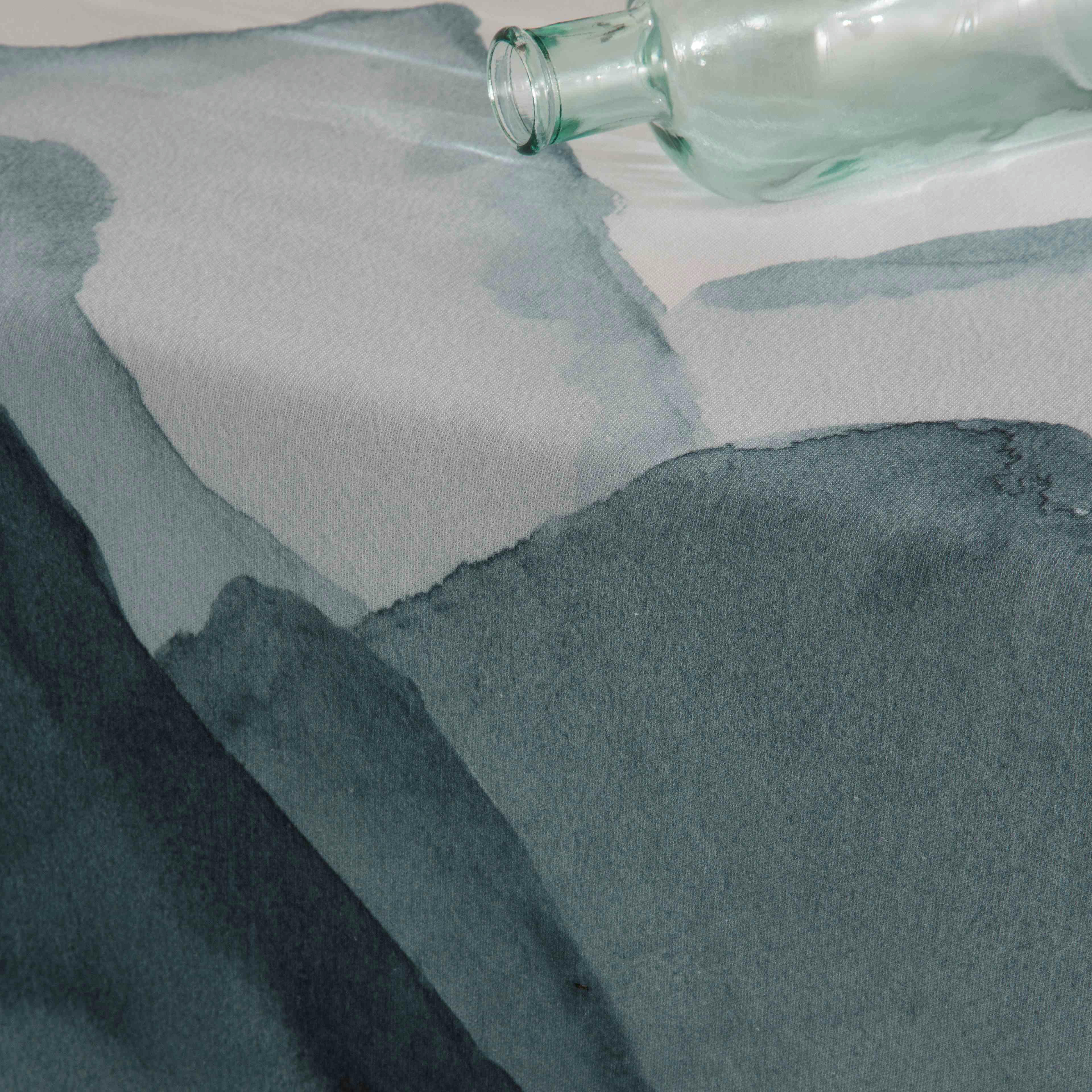 MONTAIN BLUE - Nappe imprimée bleu avec traitement anti-taches en coton 140x100 cm
