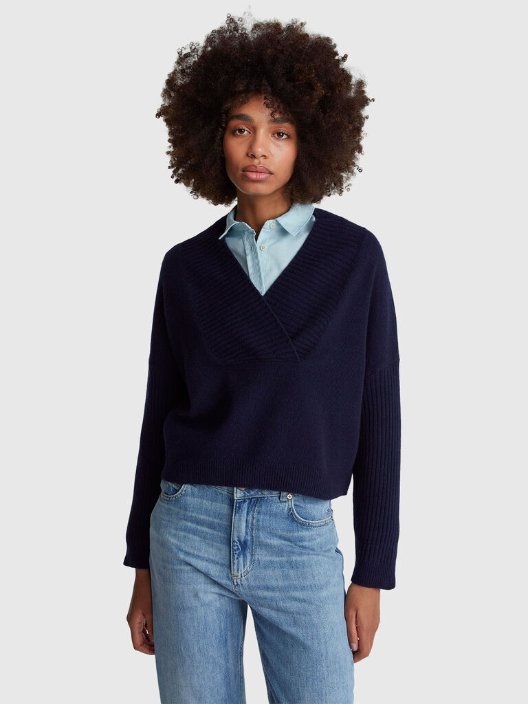 Boxy fit sweater with V-neck