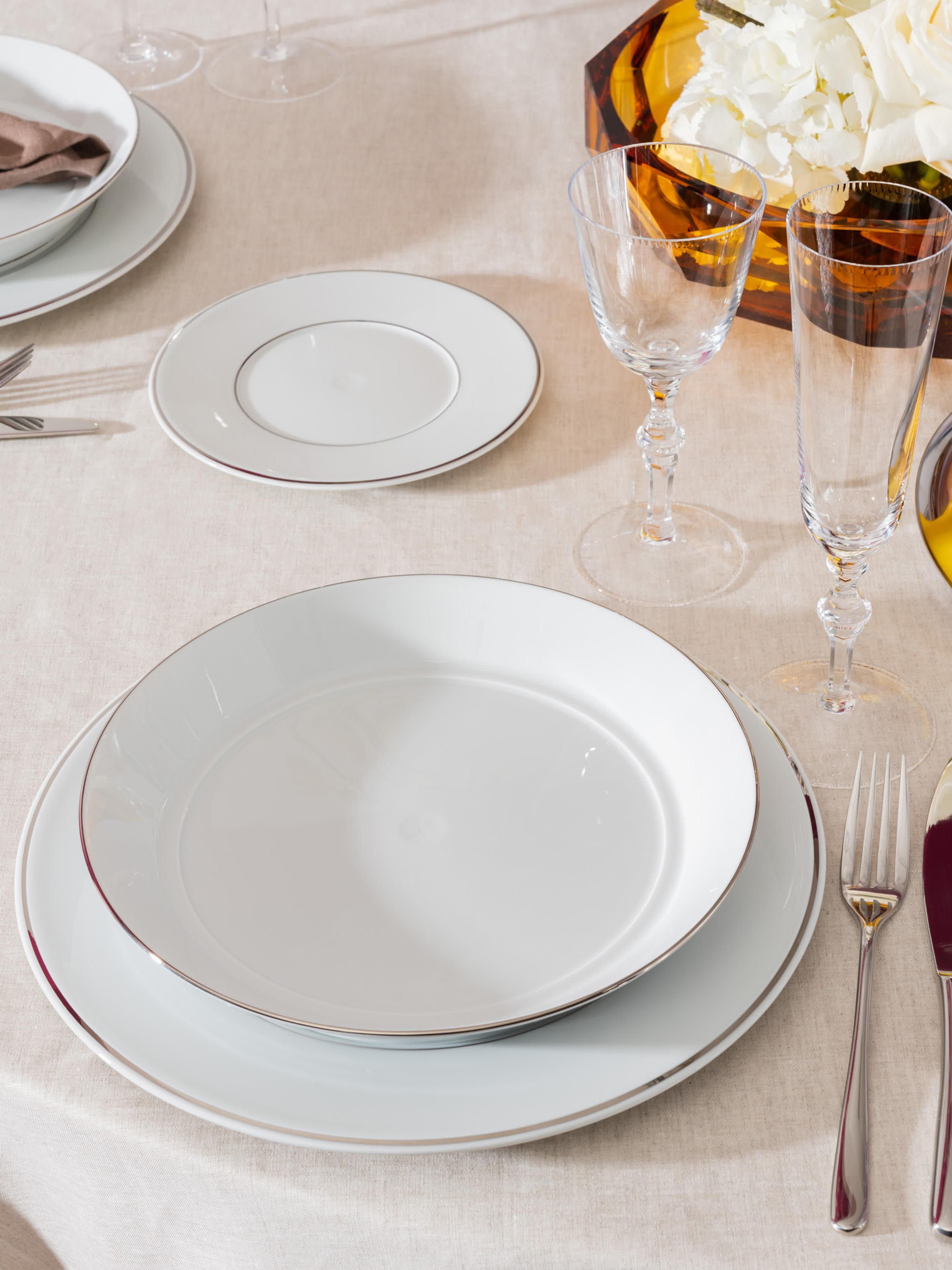 Handgefertigtes Porzellan-Geschirr-Set Vitruv mit handgemaltem Platinrand, 2 Personen, 14er-Set