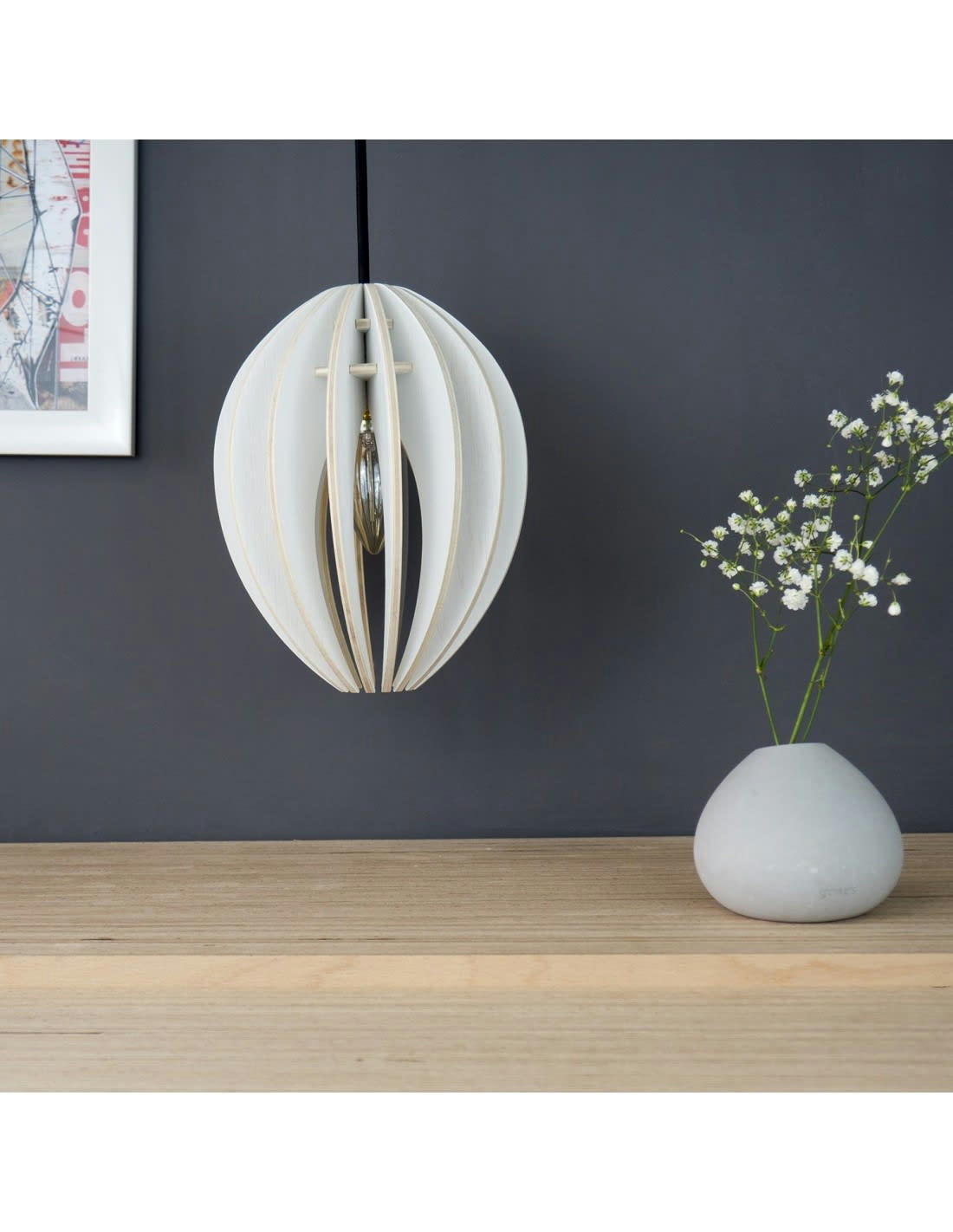 FÈVE - Lampe suspension bois et béton frêne teinté blanc cordon noir
