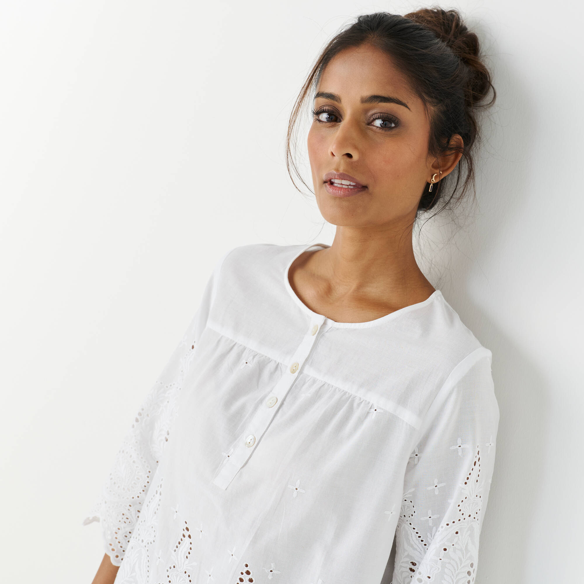 Blouse unie manches 3/4, broderie anglaise