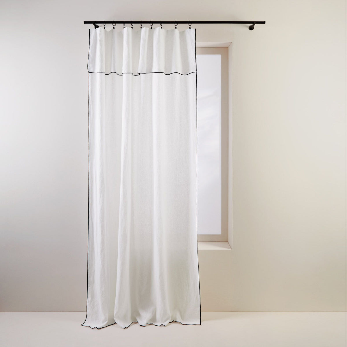 Madura Gordijn Carlina puur witte en zwarte hommel 150x350 cm