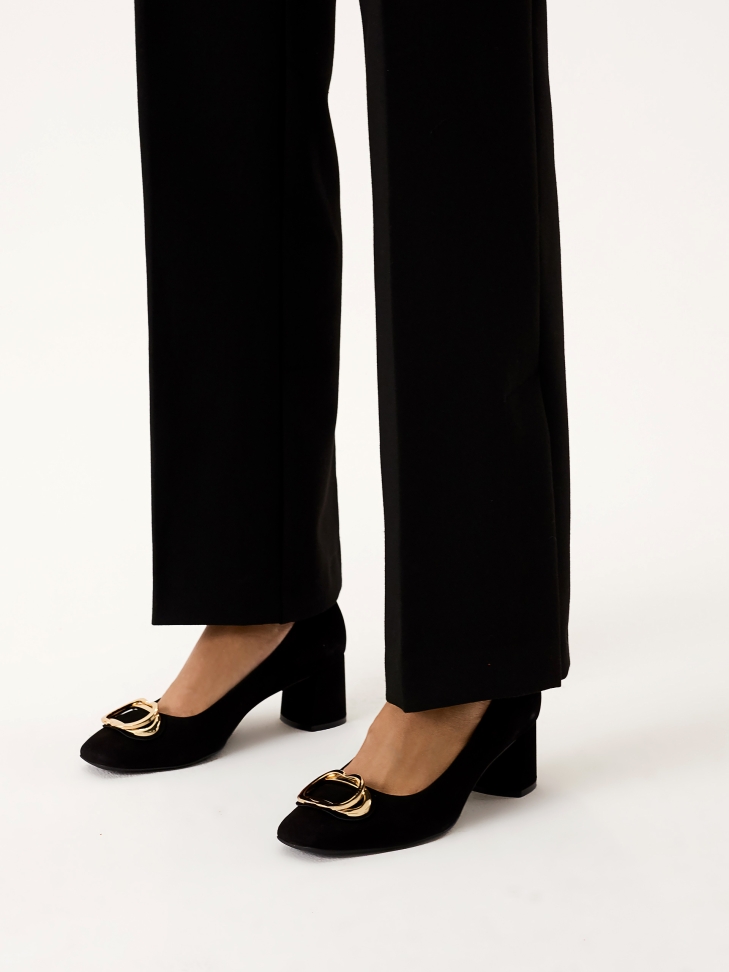 Nubuck pumps with a wide heel