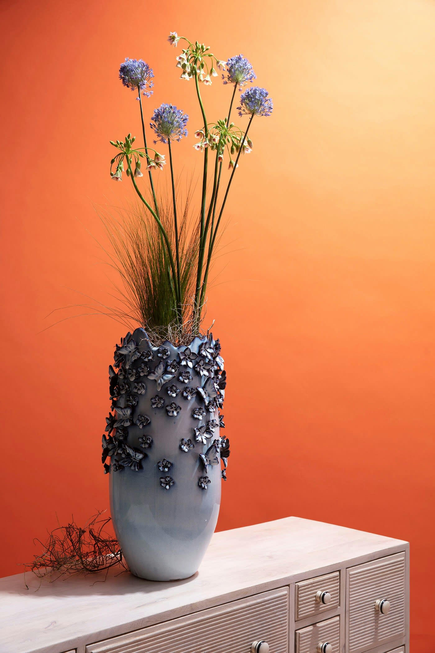 - Vase papillons et fleurs en grès bleu H50