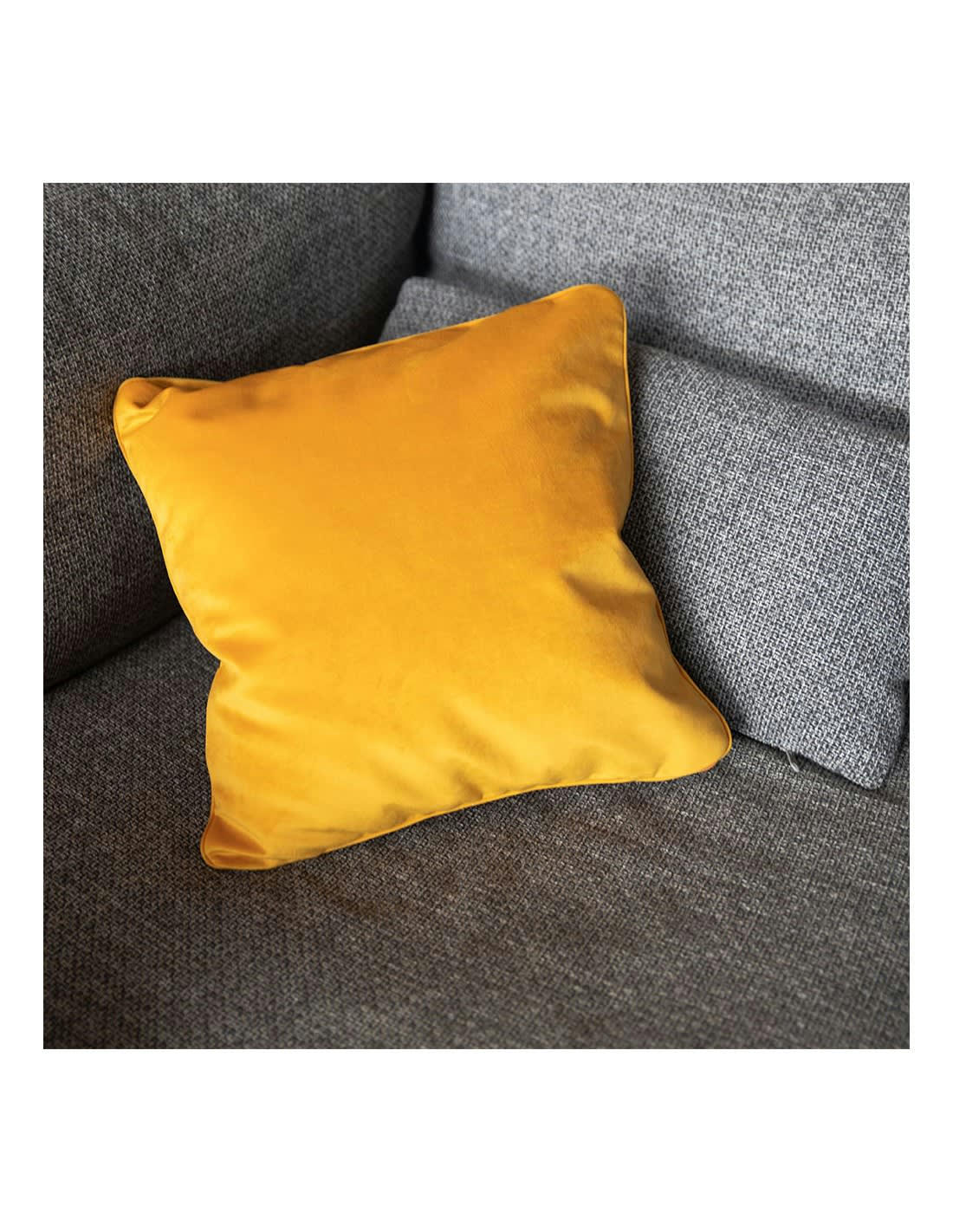 COUSSIN DÉCO - Coussin garni en velours curry