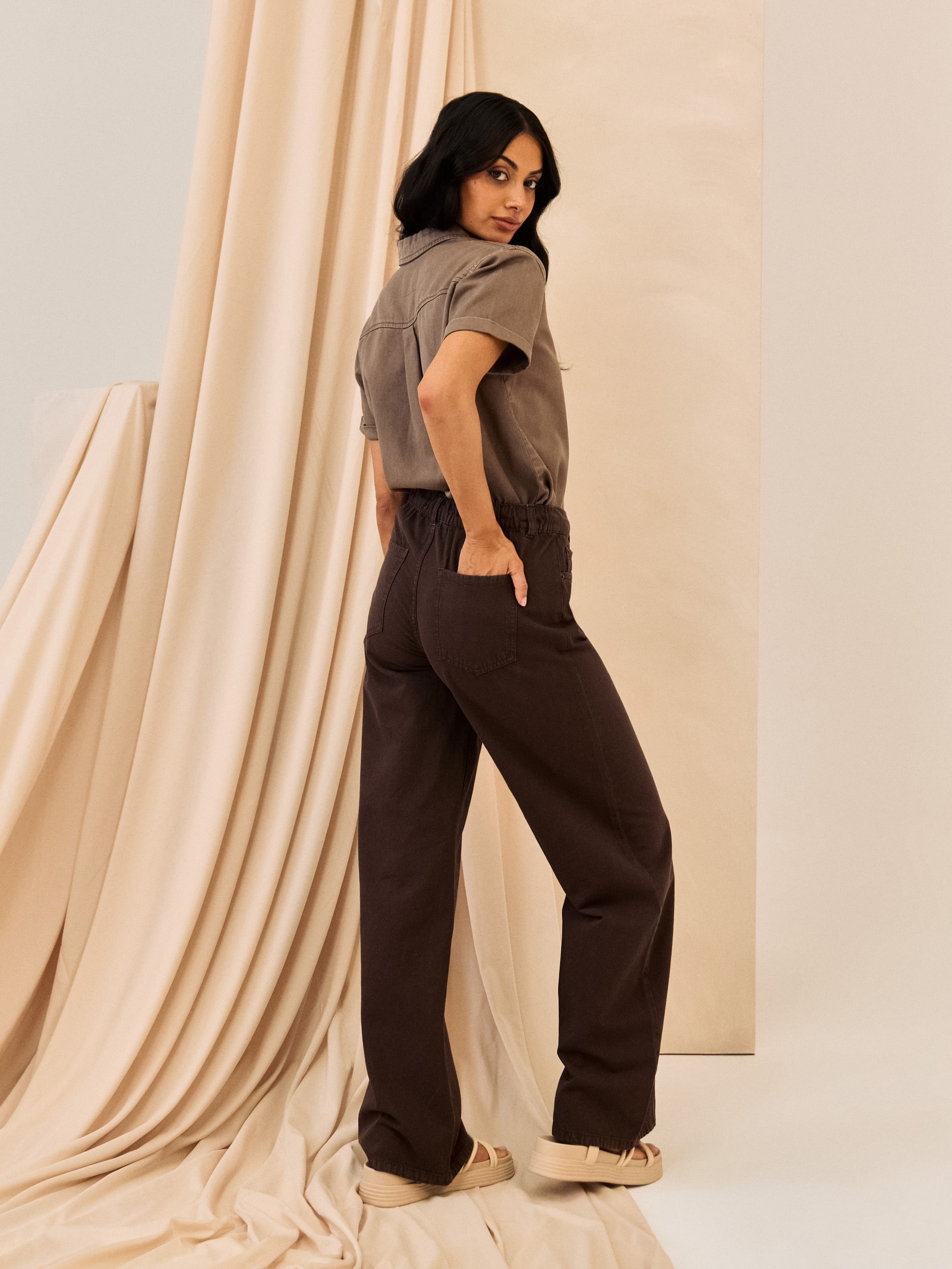Jeansy wide leg high waist z materiałowym paskiem