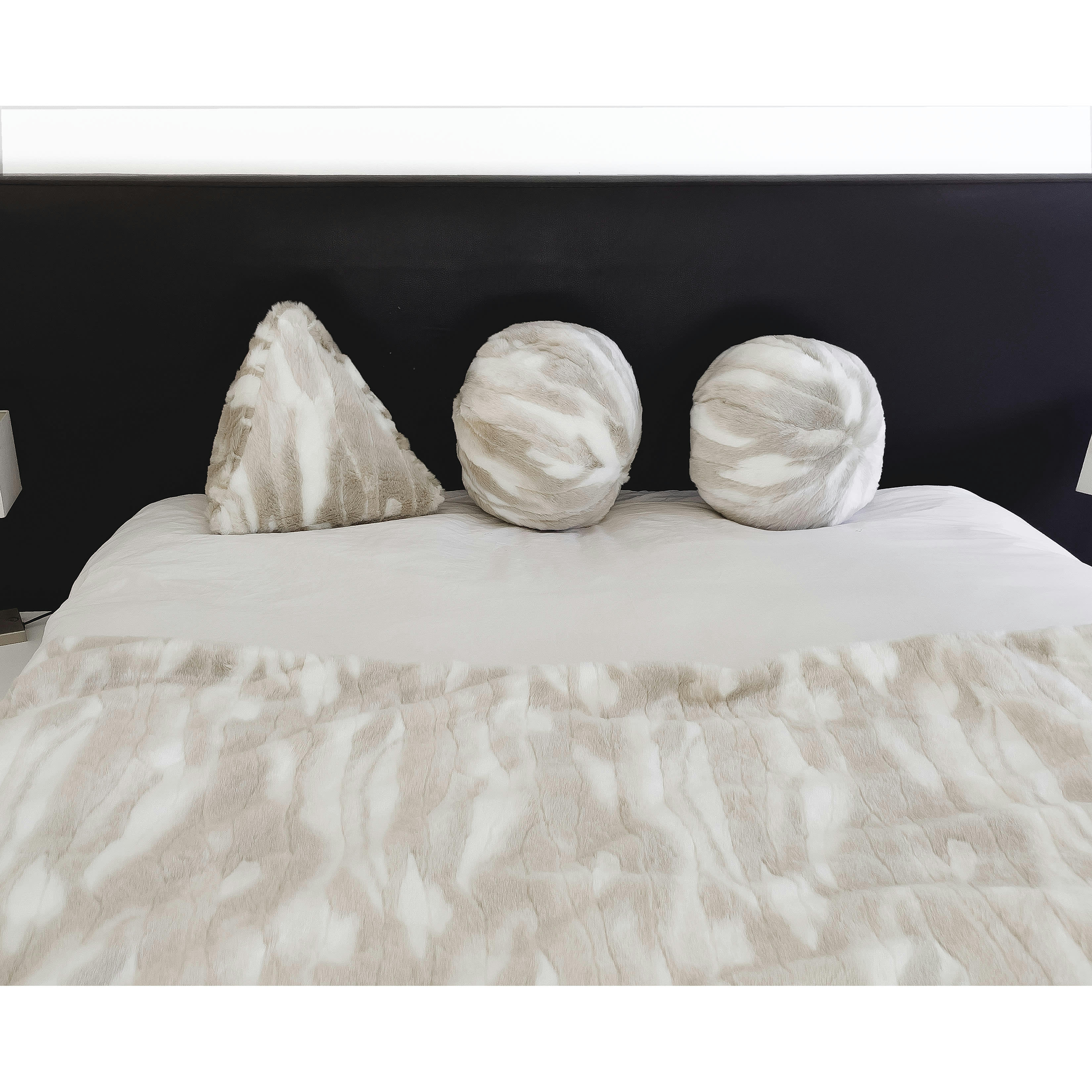 - Coussin pyramide en fausse fourrure beige et blanche