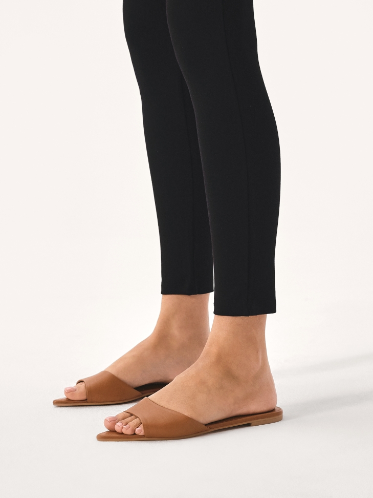 Flat mules with pointed noses