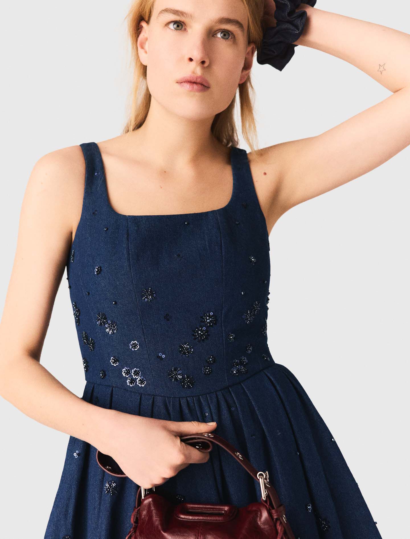 Robe évasée en denim brodé