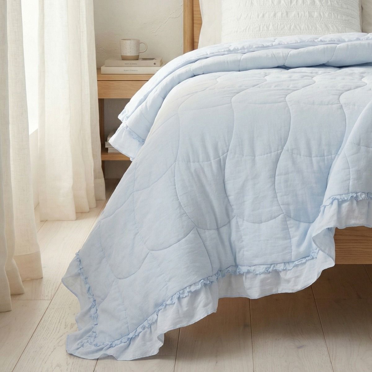 Narzuta LEONA błękitna z pikowaniem i ozdobną falbaną 200x220 cm