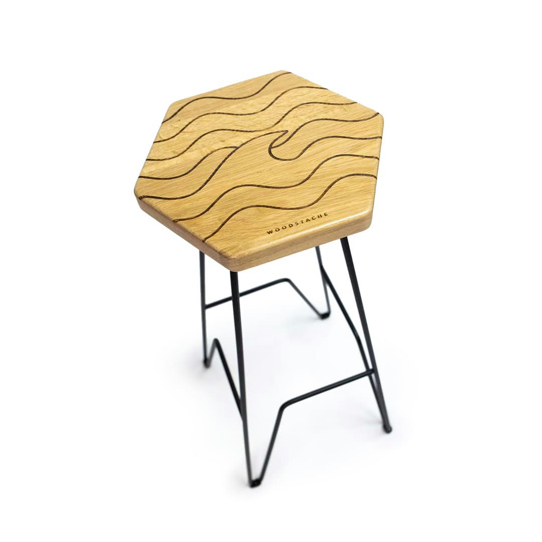 WAVE - Tabouret bar en chêne massif gravure Wave H79 cm